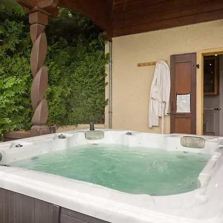 Chalet Traditionnel Avec Jacuzzi Exterieur *